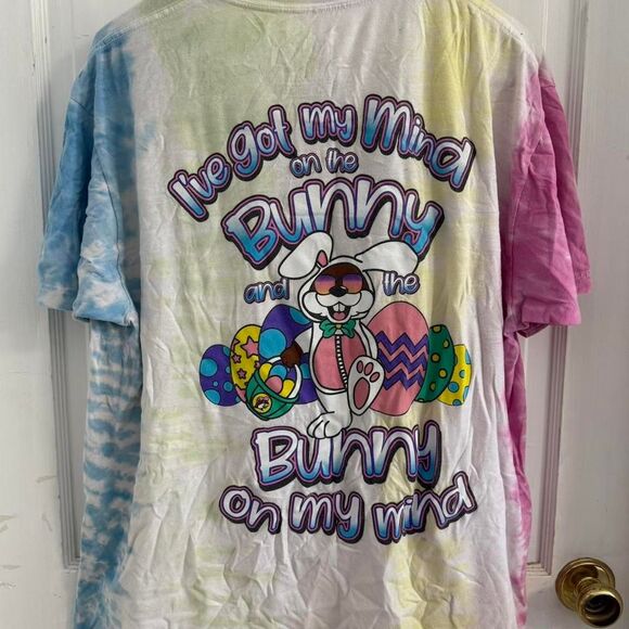 Buc-ee's Easter tie dye T-shirt. Adult Size XL - Picture 3 of 3